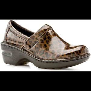 BORN Leopard Print patent Leather Clogs 6M/W